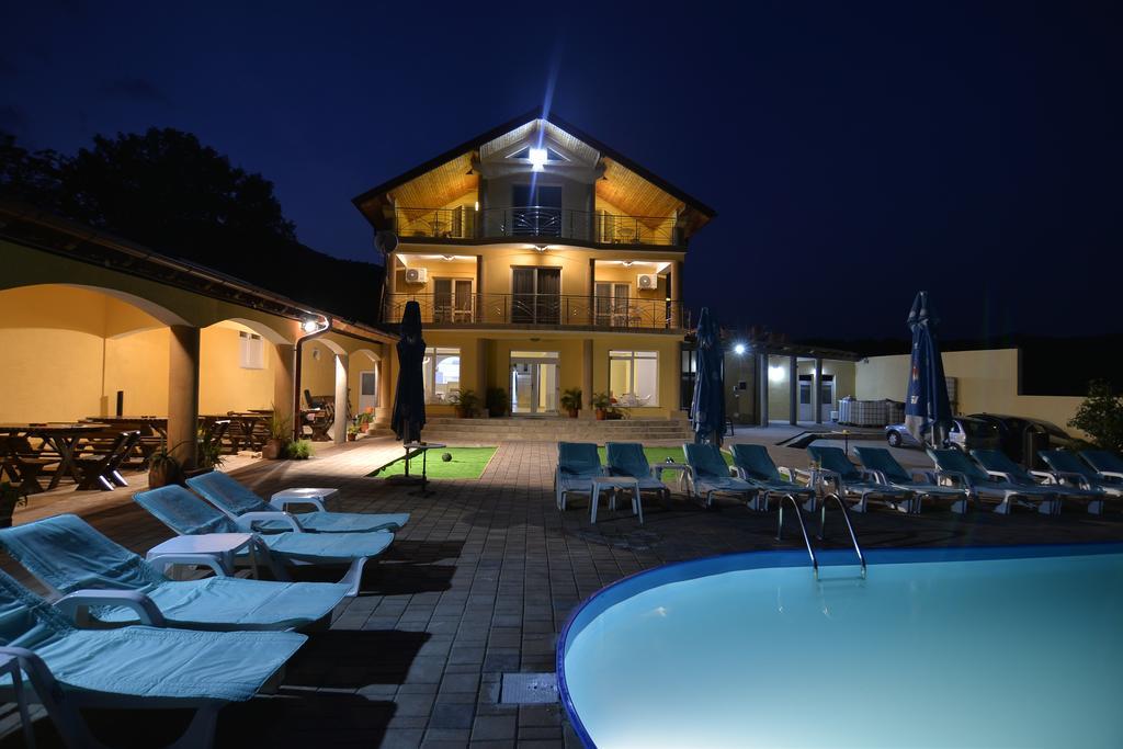 Casa Marina Hotel Ieşelniţa Bagian luar foto